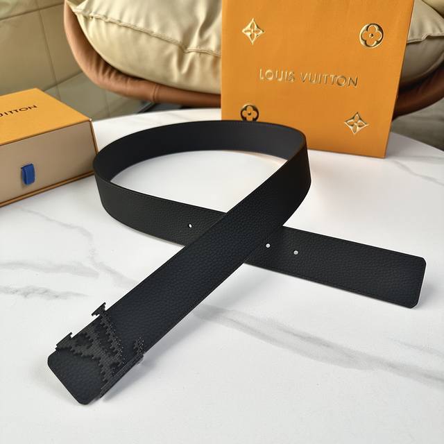 L0Uis Vuitt0N 今季新品 男士原單腰帶 寬度40毫米 經典雙面荔枝紋牛皮 搭配新款五金 可雙面佩戴 百搭款 適合沈穩低調的男神使用