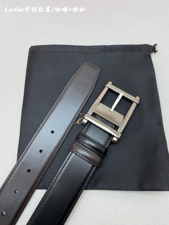 卡地亚针扣式皮带，Cartier标志。黑色与棕色牛皮双面皮带，浮雕“Cartier”标志。尺寸：宽35毫米 可调节