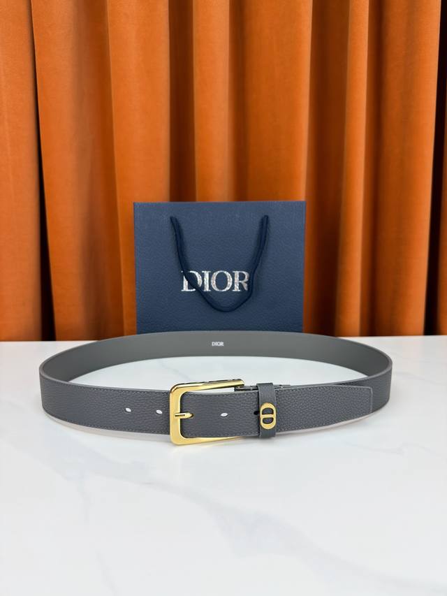 210 Dior 3.5Cm宽度双面腰带，甄选荔枝纹皮革，触感柔软细腻。双面设计一面深灰一面浅灰，百搭随心。Cd造型金属饰件点缀，银色针扣刻印品牌标识，精致低调