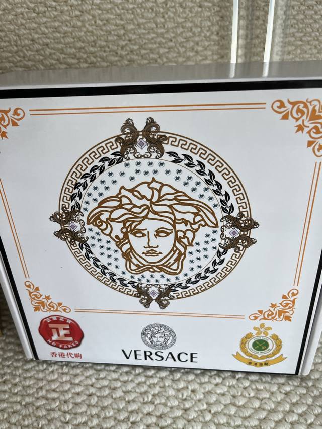 品名：范思哲 腰带自动带皮带 材质：原单牛皮腰带 百分百头层牛皮腰带保证真皮，24K纯钢扣，专柜原单品质、做工精细，时尚大牌，送人自用首选 包装： 请认准如图专