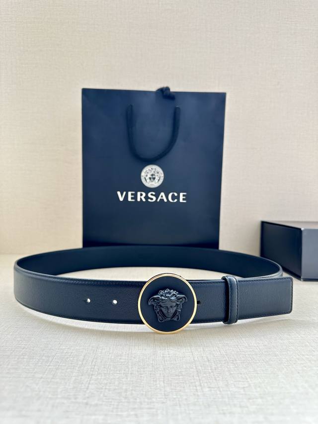 220 宽度4.0Cm Versace 范思哲 此款柔软的皮带饰3D美杜莎腰带扣，可搭配正装或休闲牛仔装。