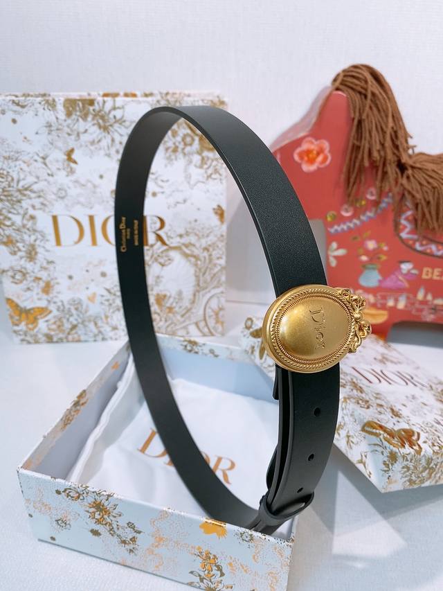 Look Book Christian Dior 2026椭圆型蝴蝶结腰带 古董感好强！ 重新诠释Dior 经典标识。采用光滑牛皮革等材质精心制作，饰以金色饰面