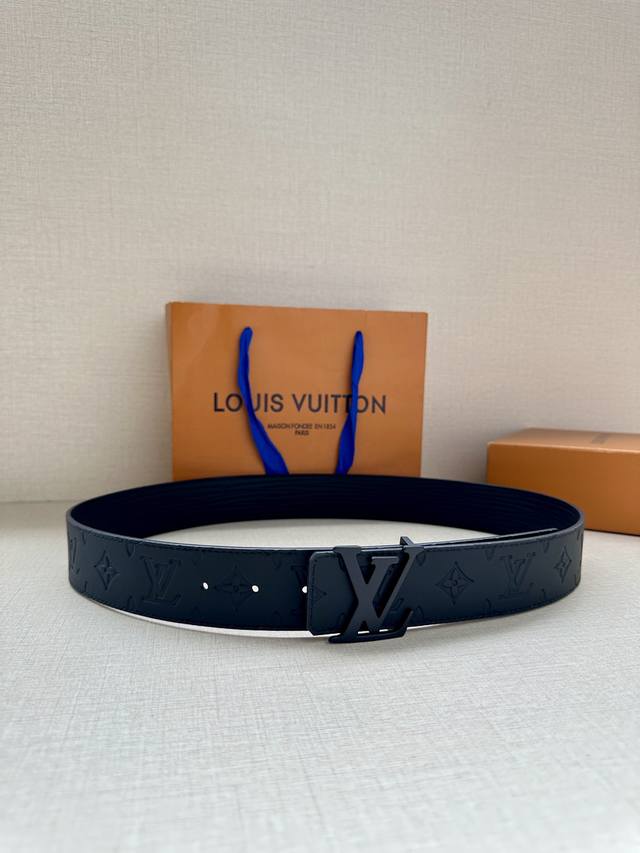 This 4.0mm wide Lv Initiales reversible belt is crafted from brand new Epi XL le