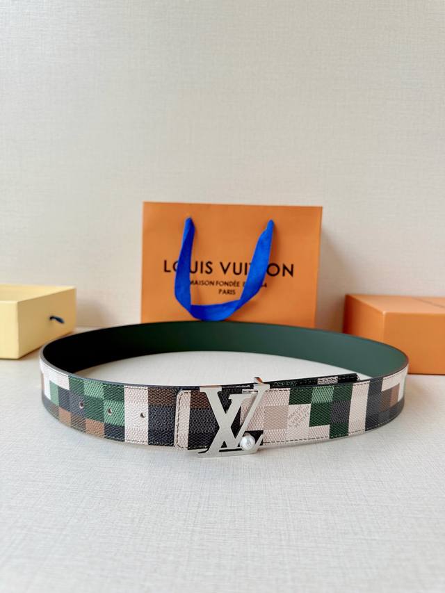 4.0 wide leather belt, featuring a classic LV logo buckle inlaid with pearls, a
