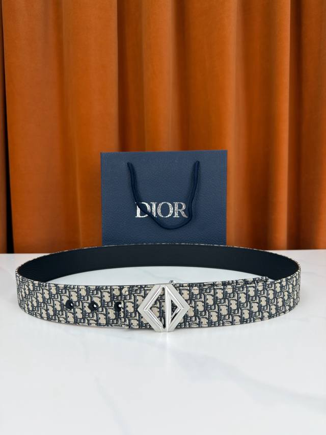 200 Dior 宽度4.0Cm 甄选优质不锈钢五金件，菱形镂空扣设计简约硬朗。织物混纺带身细密老花暗纹，搭配荔枝纹皮革内衬，双面可搭。金属光泽冷峻高级，耐磨抗