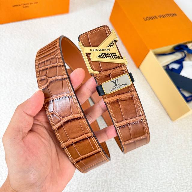 品名: Lv..路易..威登腰带皮带原单 型号:挂扣,经典纯钢材质挂扣,头层牛皮,图片实物拍摄 材料:头层牛皮,挂扣系列,纯钢材质扣头,钯镀电镀工艺永不掉色。原 品名: Lv..路易..威登腰带皮带原单 型号:挂扣,经典纯钢材质挂扣,头层牛皮,图片实物拍摄 材料:头层牛皮,挂扣系列,纯钢材质扣头,钯镀电镀工艺永不掉色。原
