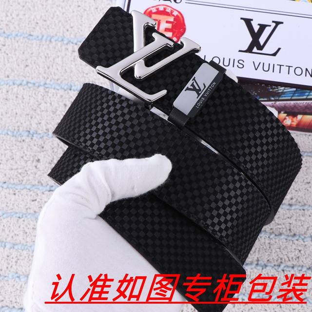 品名:Lv..路易.威登 腰带原单 皮带 材料:百分百头层牛皮,保证真皮。24K纯钢扣双面可用专柜同等质量, 送人自用首选 包装: 请认准如图专柜包装,赠送打孔 品名:Lv..路易.威登 腰带原单 皮带 材料:百分百头层牛皮,保证真皮。24K纯钢扣双面可用专柜同等质量, 送人自用首选 包装: 请认准如图专柜包装,赠送打孔