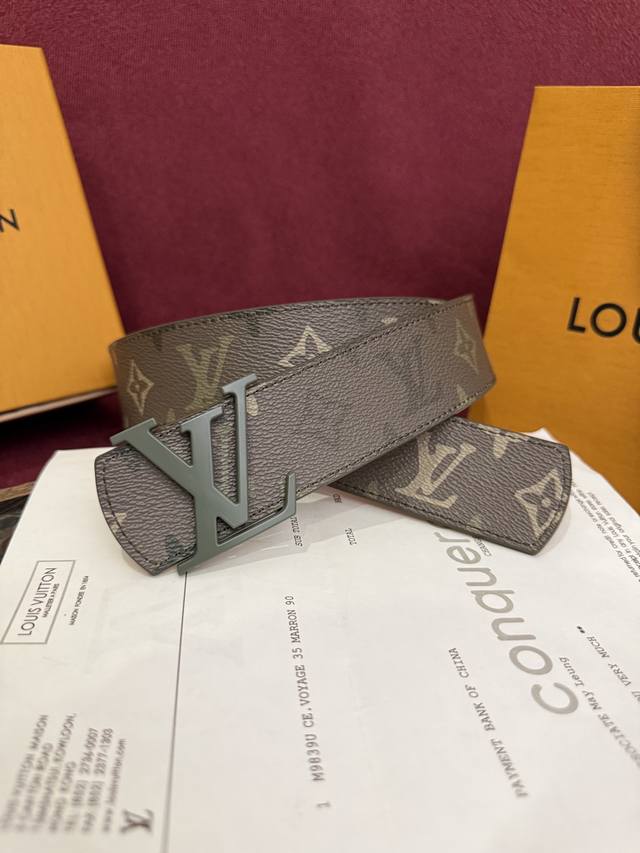 本款 Lv Dimension Monogram Midnight 40 毫米双面腰带以前卫大胆的单色现代风格呈现。一侧采用 Monogram 帆布,另一侧则为 本款 Lv Dimension Monogram Midnight 40 毫米双面腰带以前卫大胆的单色现代风格呈现。一侧采用 Monogram 帆布,另一侧则为