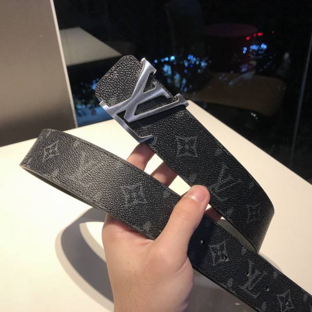 配送专柜全套礼盒包装。 Louis Vuitton实景拍摄 高端品质 采用原单牛皮制作,搭配原单五金钝钢钻石扣头,顶级做工, 精美的设计,华丽的外观 休闲百搭 配送专柜全套礼盒包装。 Louis Vuitton实景拍摄 高端品质 采用原单牛皮制作,搭配原单五金钝钢钻石扣头,顶级做工, 精美的设计,华丽的外观 休闲百搭