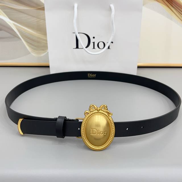 210--Dior 2.5Cm 腰带以 18 世纪洛可可风格展现了迪奥沙龙风格的精致。采用黑色托莱多小牛皮制成，其特色在于超大尺寸的扣环采用古金色金属材质，中央