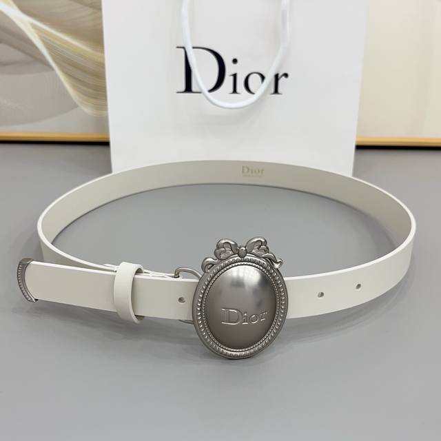 210--Dior 2.5Cm 腰带以 18 世纪洛可可风格展现了迪奥沙龙风格的精致。采用黑色托莱多小牛皮制成，其特色在于超大尺寸的扣环采用古金色金属材质，中央