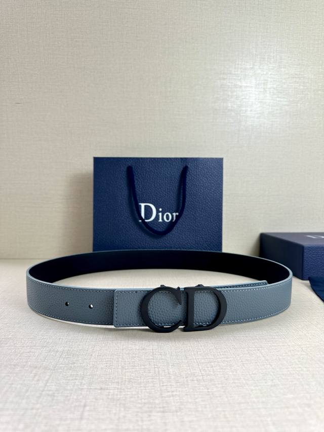 170 Dior 这款双面腰带结合典雅气质与摩登风范。双面均采用粒面牛皮革精心制作，一面为黑色，另一面为中国红、可搭配各式 35 毫米腰带扣，更添精致，打造富有