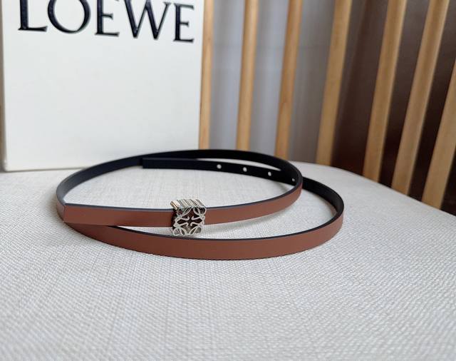180--Loewe 罗意威 专柜最新同款腰带 选用光滑牛皮革双面腰带 亮面Anagram立方体针扣 五孔调节 卓越的工艺 个性的造型 精美的材质 宽:1.0C 180--Loewe 罗意威 专柜最新同款腰带 选用光滑牛皮革双面腰带 亮面Anagram立方体针扣 五孔调节 卓越的工艺 个性的造型 精美的材质 宽:1.0C