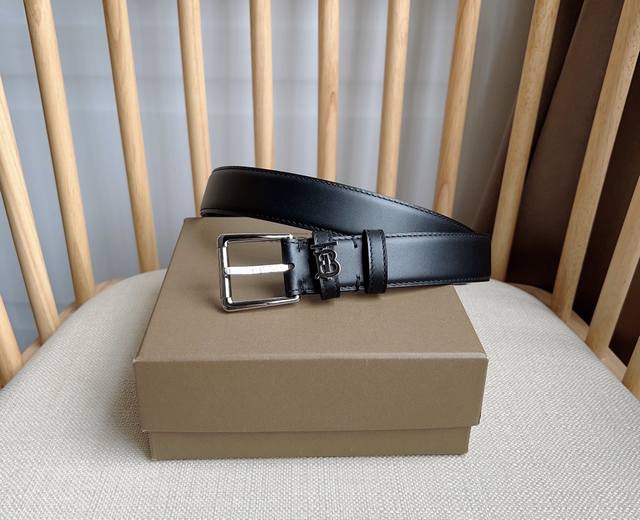 200--新款 Burberry 巴宝莉专柜同步上新意大利精制的腰带 选用光滑皮革制成 搭配精美的亮泽Thomas Burberry专属标识设计 宽:3.0Cm