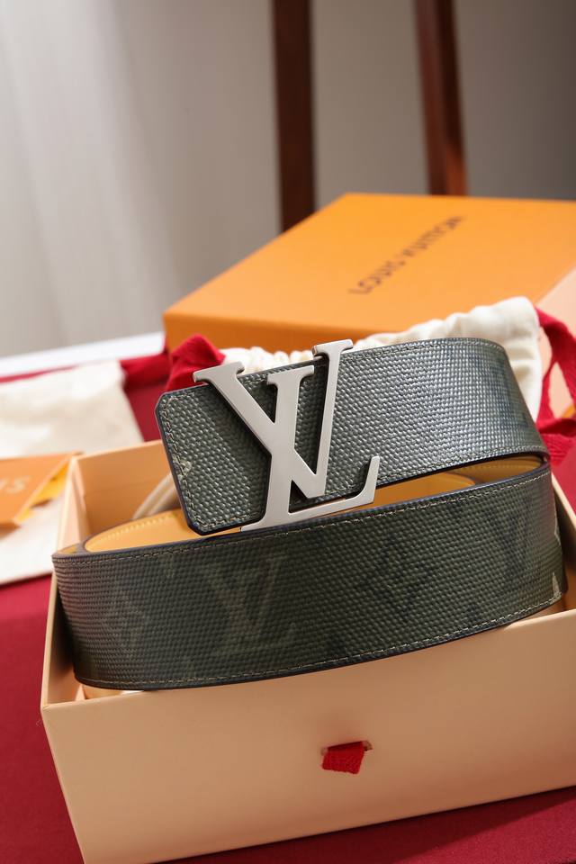 180--Lv Initiales Monogram Surplus 腰带借由莹泽搭扣与宽幅剪裁突显刚毅格调。一面以军旅色彩烘托品牌标志性图案,另一面以素雅皮革 180--Lv Initiales Monogram Surplus 腰带借由莹泽搭扣与宽幅剪裁突显刚毅格调。一面以军旅色彩烘托品牌标志性图案,另一面以素雅皮革