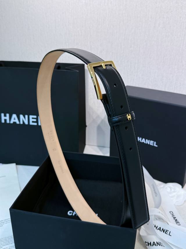 190-Chanel 香家女士腰带 香家新款女士皮带,百搭女神配饰,字母Cc扣,黄铜金色金属,耐用不掉色,带身采用进口小牛皮,树膏牛皮底 皮质柔软 细腻,手感好 190-Chanel 香家女士腰带 香家新款女士皮带,百搭女神配饰,字母Cc扣,黄铜金色金属,耐用不掉色,带身采用进口小牛皮,树膏牛皮底 皮质柔软 细腻,手感好