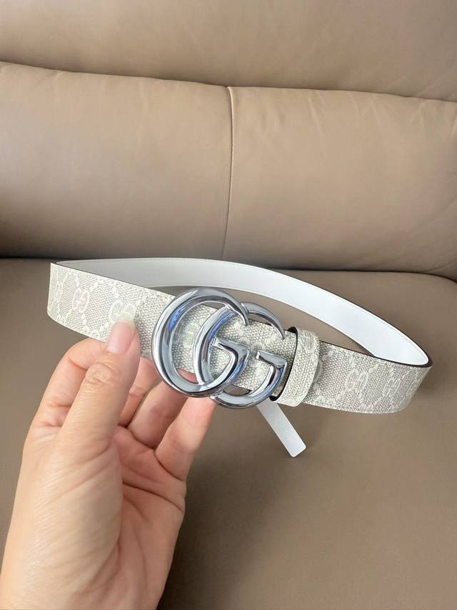 160---当季新款，3.0宽双面平纹进口头层，一面帆布印花 一面白色进口牛皮，搭配精品挂扣