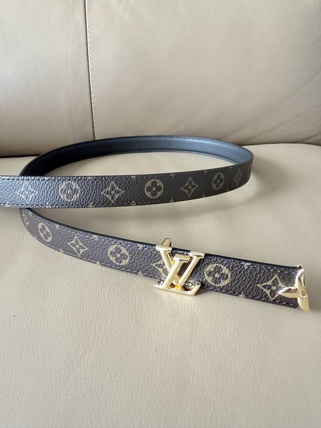 170--2.0宽 Lv Mini Flowergram 双面腰带取材 Monogram 帆布和缝线皮革,以尖瓣 Monogram 花卉搭扣映衬榄尖形腰带末端, 170--2.0宽 Lv Mini Flowergram 双面腰带取材 Monogram 帆布和缝线皮革,以尖瓣 Monogram 花卉搭扣映衬榄尖形腰带末端,