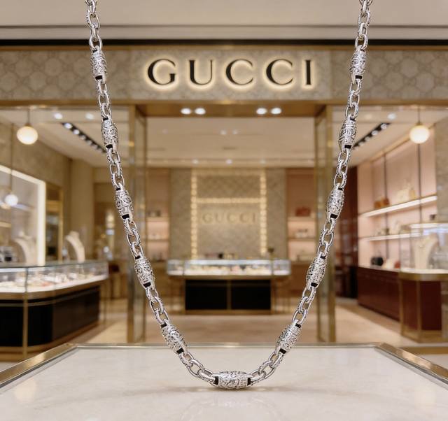 Luxury Gucci necklace, latest design, even more upscale chain, celebrity style.