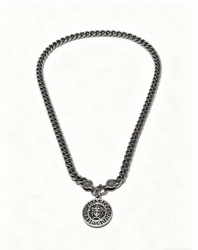 High-quality Versace necklace with Medusa head design, original quality, new sty