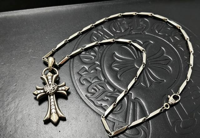 White Diamond Cross Necklace 2026 Hot Item: Chrome Hearts Necklace Vintage silve White Diamond Cross Necklace 2026 Hot Item: Chrome Hearts Necklace Vintage silve