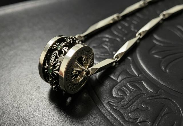Green Diamond Spinning Necklace 2026 Hot Item: Chrome Hearts Necklace Vintage Si