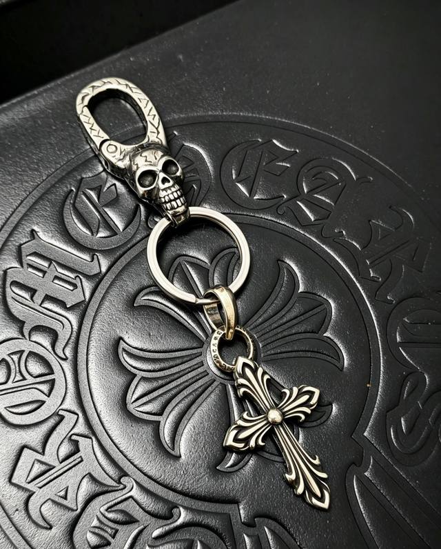 Cross Flower Keychain A 2026 best-selling Chrome Hearts keychain. This vintage s