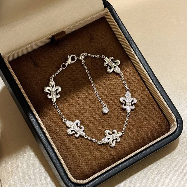 290 A6390 This is a hot new Chrome Hearts five-anchor full-diamond bracelet. One