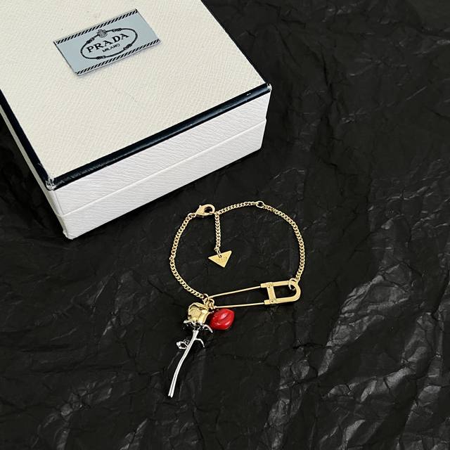 Prada bracelet, a hot new product, exquisite and timeless, making a glamorous de
