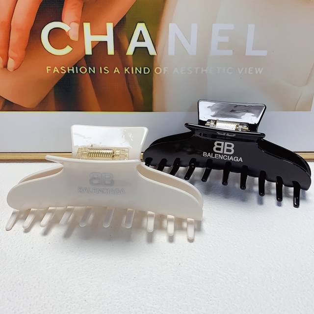 Balenciaga Hair Clip Balenciaga Hair Clip Acetate Claw Clip Elegant and Versatil