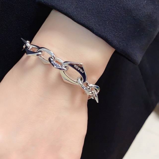 High-quality Prada triangle bracelet, each triangle engraved with the logo. Offi