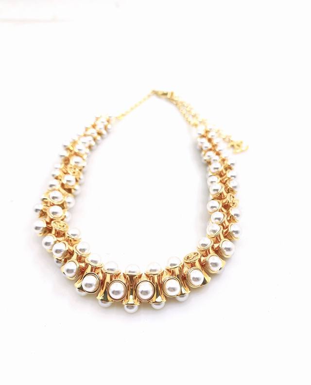 Chanel's latest heavy pearl necklace, identical to batch Z, made of brass. Chanel's latest heavy pearl necklace, identical to batch Z, made of brass.