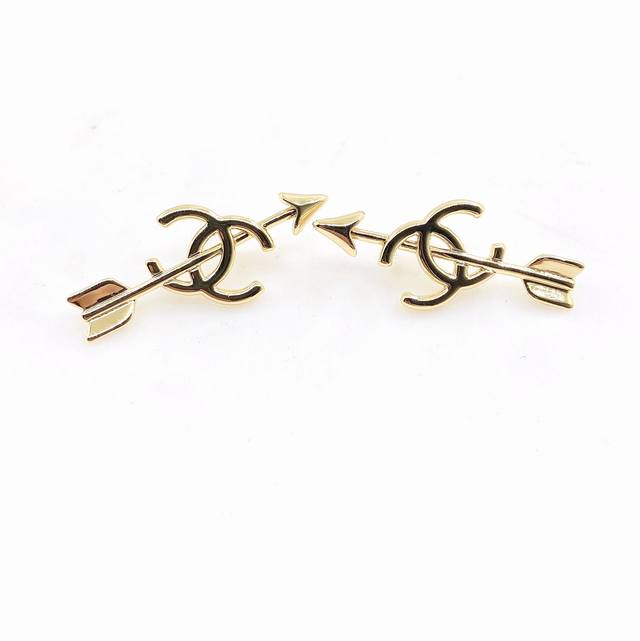 Chanel's latest gold arrow Cc earrings, identical to the Z batch, made of brass. Chanel's latest gold arrow Cc earrings, identical to the Z batch, made of brass.