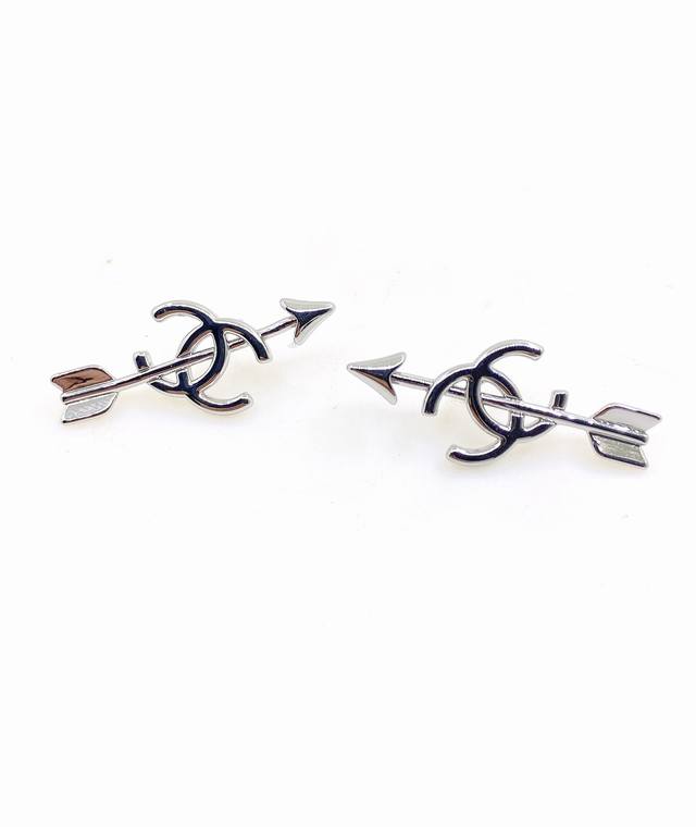 Chanel's latest white gold arrow Cc earrings, identical to the Z batch, made of Chanel's latest white gold arrow Cc earrings, identical to the Z batch, made of