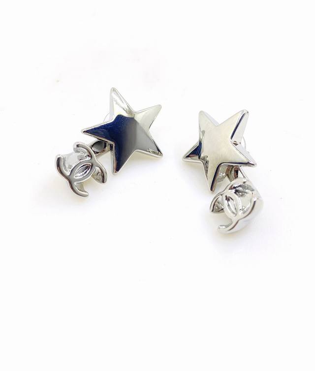 Chanel's latest platinum star earrings, identical to the Z batch, made of brass. Chanel's latest platinum star earrings, identical to the Z batch, made of brass.