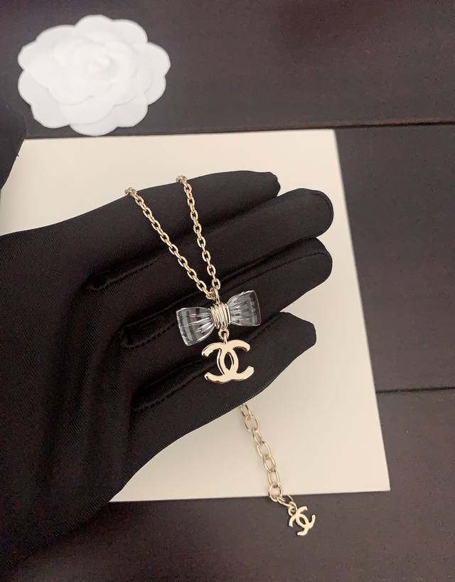 Chanel's latest transparent bow necklace, identical to batch Z, made of brass. Chanel's latest transparent bow necklace, identical to batch Z, made of brass.