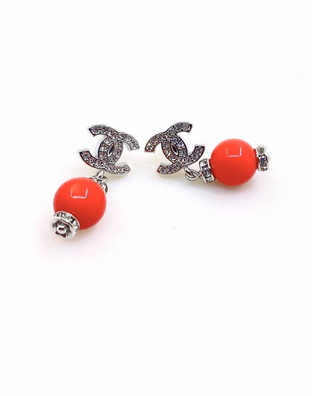 Chanel's latest red pearl earrings, identical to those in batch Z, made of brass Chanel's latest red pearl earrings, identical to those in batch Z, made of brass