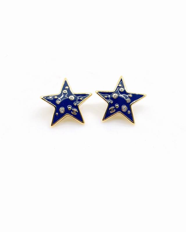 Chanel's latest blue and black five-pointed star earrings, identical to the Z ba Chanel's latest blue and black five-pointed star earrings, identical to the Z ba