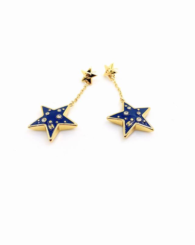 Chanel's latest blue and black five-pointed star long earrings, identical to the Chanel's latest blue and black five-pointed star long earrings, identical to the