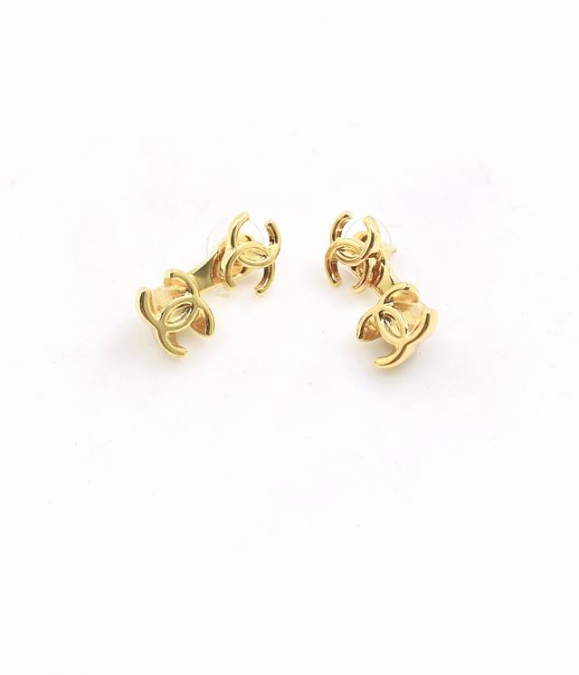 Chanel's latest gold promotional earrings, identical to the Z batch, made of bra Chanel's latest gold promotional earrings, identical to the Z batch, made of bra