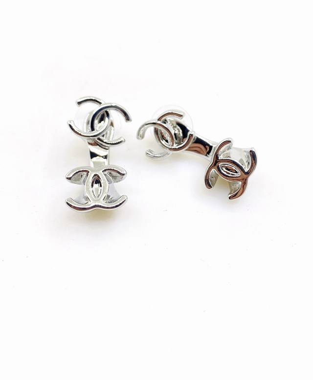 Chanel's latest platinum Cc earrings, identical to those in batch Z, made of bra Chanel's latest platinum Cc earrings, identical to those in batch Z, made of bra