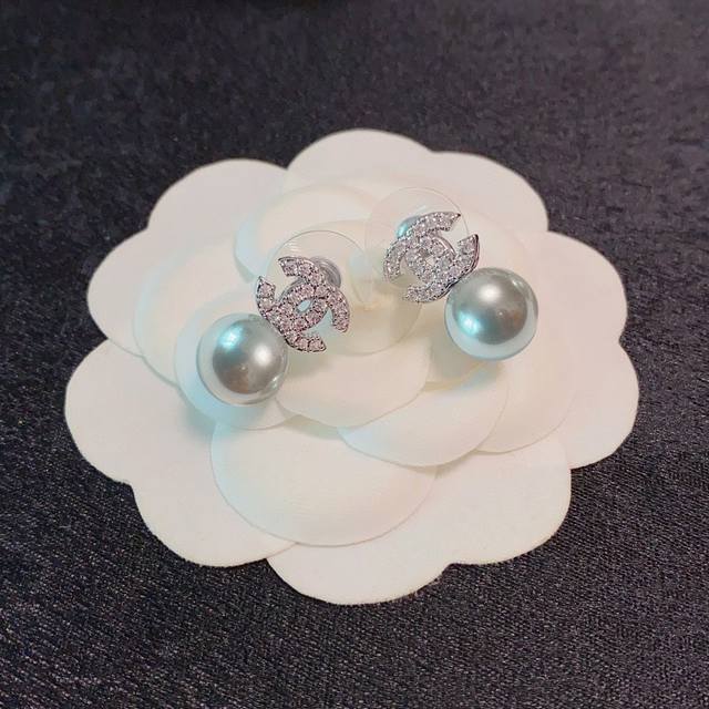 60 Chanel double C pearl stud earrings, grey and white pearl, new style, exactly 60 Chanel double C pearl stud earrings, grey and white pearl, new style, exactly
