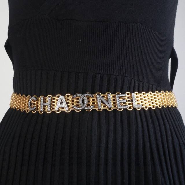 Chanel mini waist chain is made of brass plated with 18K gold, identical to the Chanel mini waist chain is made of brass plated with 18K gold, identical to the