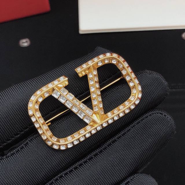 ID2993714Fff, serial number Valenti*O, latest style square diamond brooch, consi