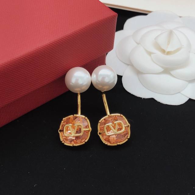 ID2993719Fff, Ved0017 (Green), Ved0027 (White), Ved0014 (Red), Valentino ear hoo