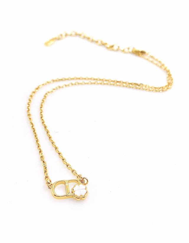 Daor's latest Cd white flower necklace, identical to batch Z, made of brass.