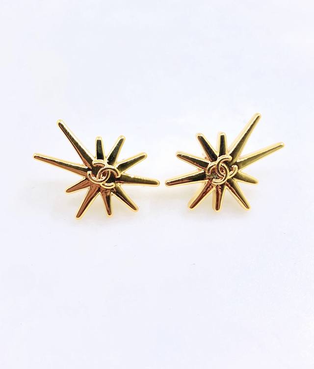 Chanel latest irregular gold earrings, consistent with batch Z, brass material. Chanel latest irregular gold earrings, consistent with batch Z, brass material.