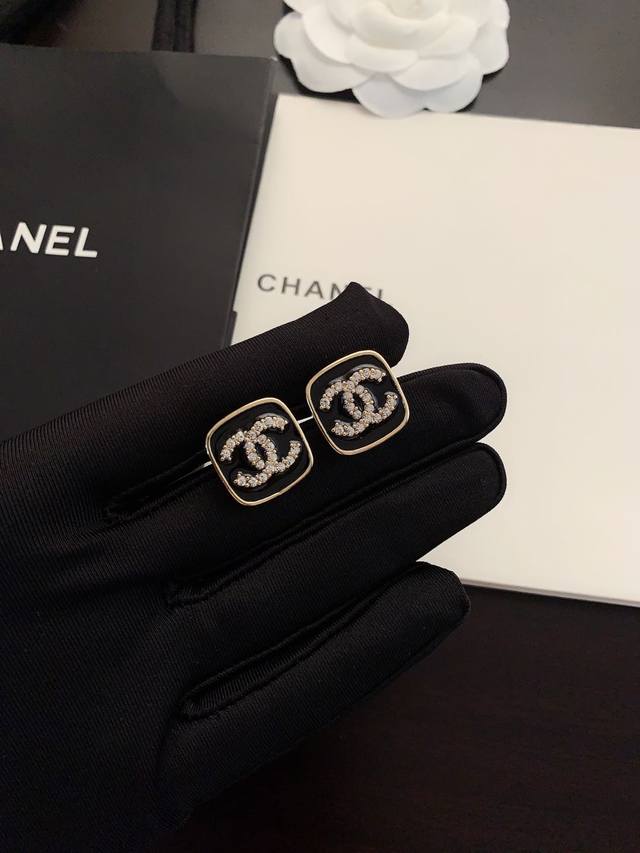 Chanel New Square Black Stud Earrings, Same Batch Z, Brass Material Chanel New Square Black Stud Earrings, Same Batch Z, Brass Material