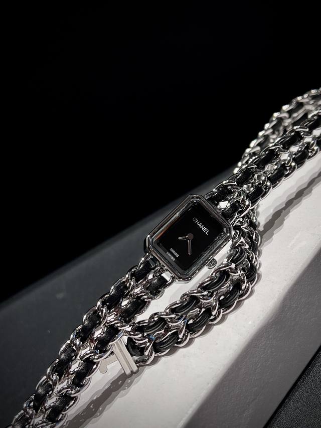 390 方糖双圈 premtéRe Iconic Chain双重环绕式腕表,以premiêRe腕表玩味香奈儿的风格标志:八角形表壳饰以斜面切割玻璃,灵感源自香奈 390 方糖双圈 premtéRe Iconic Chain双重环绕式腕表,以premiêRe腕表玩味香奈儿的风格标志:八角形表壳饰以斜面切割玻璃,灵感源自香奈