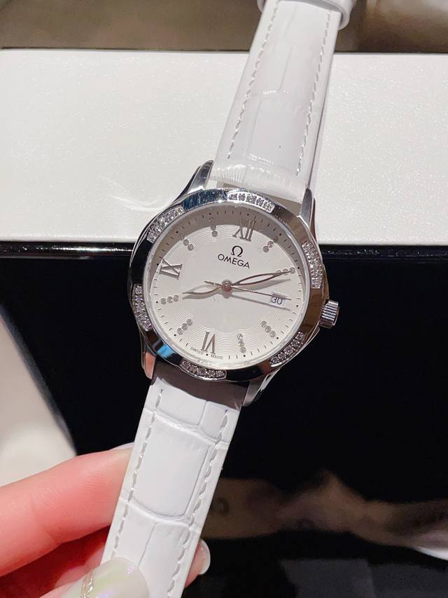 260。金色20 欧米茄-Omega 女士腕表 进口石英机芯 316L精钢表壳 直径34Mm厚8Mm该款腕表备受女性喜爱，四季衣服搭配，尽显优雅 在不同的场合映